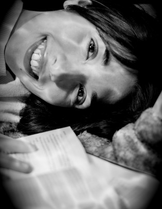 Luces entre páginas y una mirada.