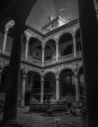 Entre arcos y sombras